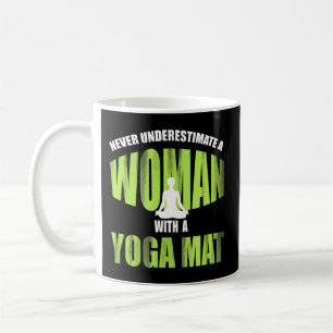 ヨガマットを着た女性を決して過小評価しなおもしろいい コーヒーマグカップ