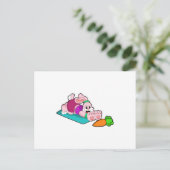 ヨガマット上でヨガをするニンジンを持ったウサギ ポストカード (スタンド正面)