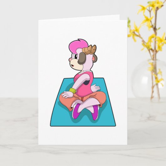 ヨガマット上でヨガをするヤギ カード (黄色い花)