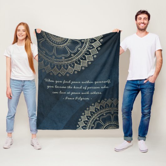 ヨガメディテーションインストラクターブルー金ゴールドマンダラ引用文 フリースブランケット (インサイチュ)