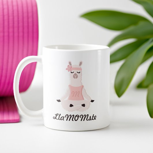 ヨガラマママ | LlaMOMsteかわいいピンクのモノグラム コーヒーマグカップ