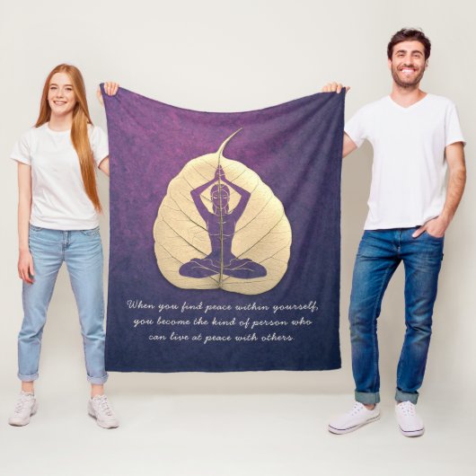 ヨガ先生瞑想ポーズボディリーフカット引用文 フリースブランケット (インサイチュ)