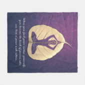 ヨガ先生瞑想ポーズボディリーフカット引用文 フリースブランケット (正面(横))