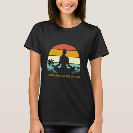 ヨガ国際的のサポート日 Tシャツ (正面)