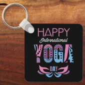 ヨガ国際的デー キーホルダー (正面)