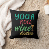 ヨガ愛好家 | Yoga Now Wine Later クッション (ブランケット)
