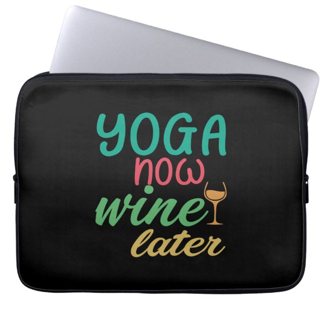 ヨガ愛好家 | Yoga Now Wine Later ラップトップスリーブ (正面)