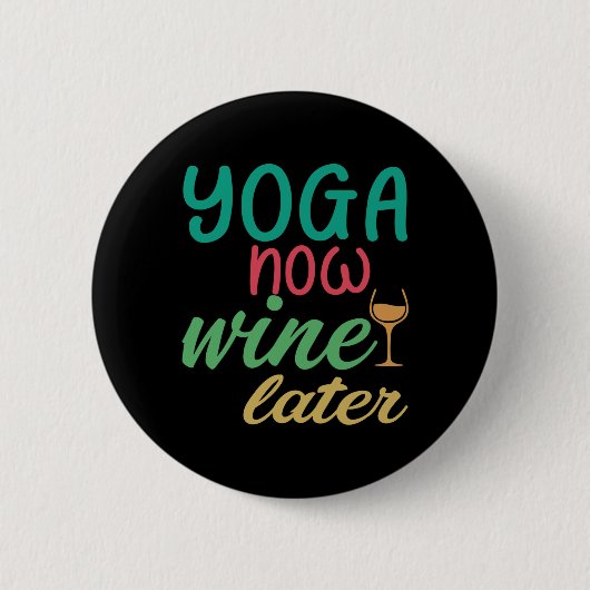 ヨガ愛好家 | Yoga Now Wine Later 缶バッジ (正面)