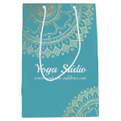 ヨガ瞑想インストラクターグリーンブルー金ゴールドマンダラ ミディアムペーパーバッグ (正面)