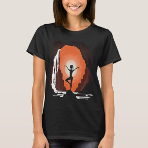 ヨガ瞑想インストラクターママ水でヨガをする Tシャツ