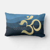 ヨガ瞑想インストラクターライフコーチOM引用文ルー ランバークッション (裏面)
