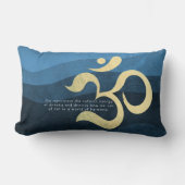 ヨガ瞑想インストラクターライフコーチOM引用文ルー ランバークッション (正面)