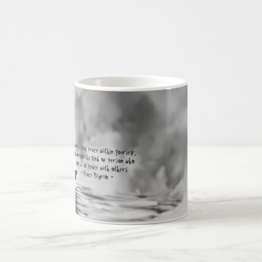 ヨガ瞑想インストラクターロータスポーズイ絵画ンク コーヒーマグカップ (中央)