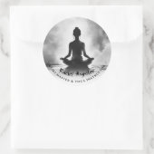 ヨガ瞑想インストラクターロータスポーズイ絵画ンク ラウンドシール (バッグ)