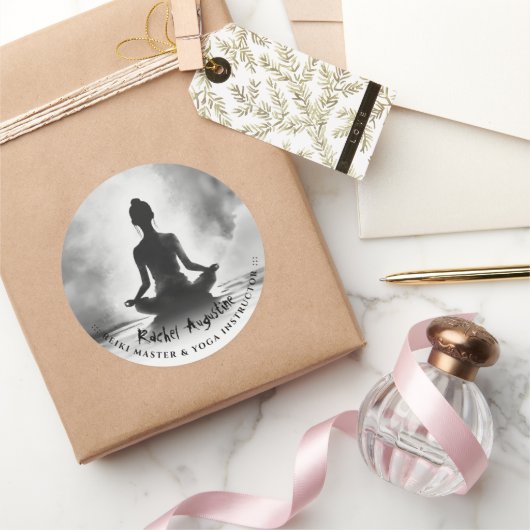 ヨガ瞑想インストラクターロータスポーズイ絵画ンク ラウンドシール (ギフト)