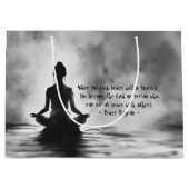 ヨガ瞑想インストラクターロータスポーズイ絵画ンク ラージペーパーバッグ (正面)