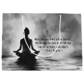 ヨガ瞑想インストラクターロータスポーズイ絵画ンク ラージペーパーバッグ (裏面)