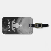 ヨガ瞑想インストラクター スカハサナ ポーズ ゼン サイン ラゲッジタグ (正面横)