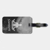 ヨガ瞑想インストラクター スカハサナ ポーズ ゼン サイン ラゲッジタグ (裏面横)