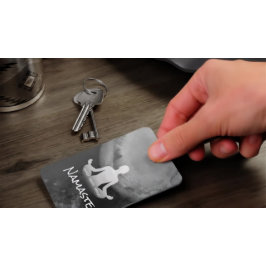 ヨガ瞑想インストラクター スカハサナ ポーズ ゼン サイン ラゲッジタグ