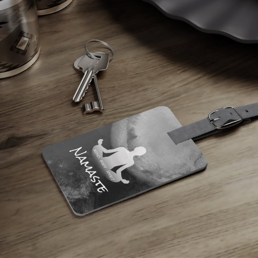 ヨガ瞑想インストラクター スカハサナ ポーズ ゼン サイン ラゲッジタグ