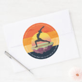 ヨガ講師 瞑想 ポーズ 太陽 飛ぶ島 ラウンドシール (封筒)