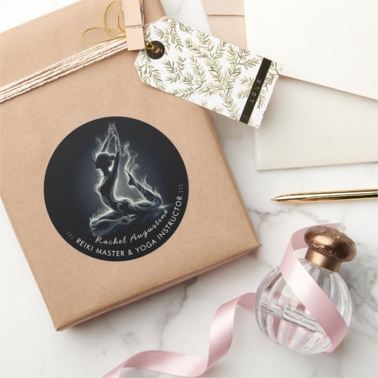 ヨガ霊気インストラクター一本足キングピジョンポーズ ラウンドシール (ギフト)