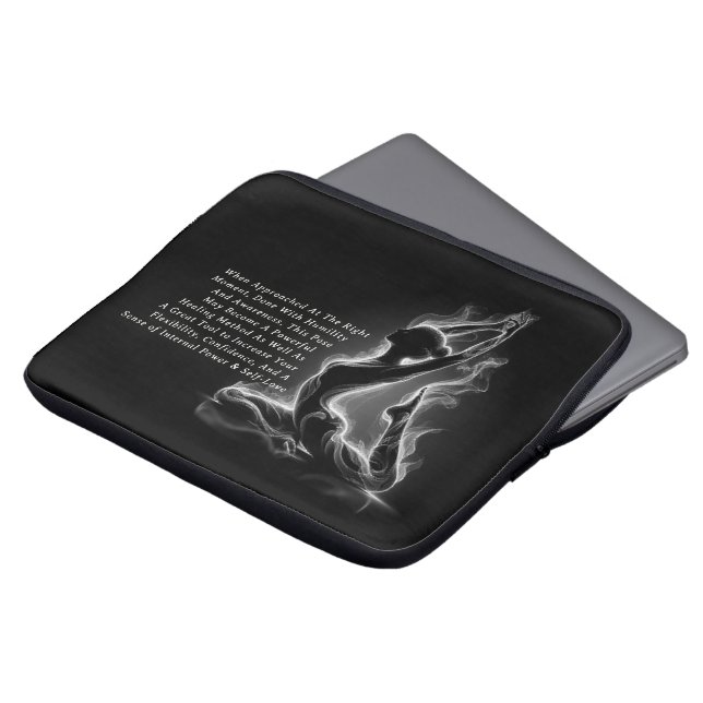 ヨガ霊気インストラクター一本足キングピジョンポーズ ラップトップスリーブ (正面上部)