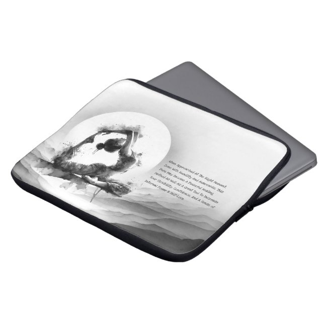 ヨガ霊気一本足キングピジョンポーズウォーター色 ラップトップスリーブ (正面上部)