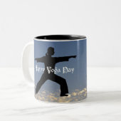 ヨガ: 戦士IIのマグ ツートーンマグカップ (正面左)