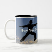 ヨガ: 戦士IIのマグ ツートーンマグカップ (左)