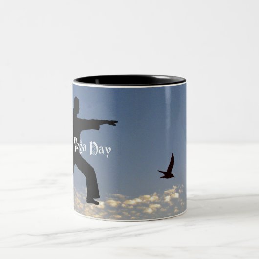 ヨガ: 戦士IIのマグ ツートーンマグカップ (中央)