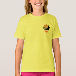 ヨガ：流れを受け入れる Tシャツ