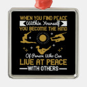 ヨガ – 自分の中に平和を見いだす時 メタルオーナメント (正面)