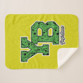 ヨギベアパターン(の模様が)あるバーシティ文字 シェルパブランケット (正面(横))