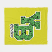 ヨギベアパターン(の模様が)あるバーシティ文字 フリースブランケット (正面(横))