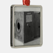 ヨセフNicephore Niepce、c.1816-22のカメラ メタルオーナメント (右)