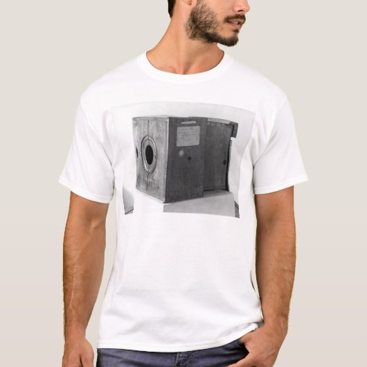ヨセフNicephore Niepce、c.1816-22のカメラ Tシャツ (正面)