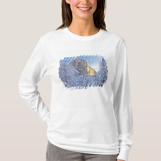 ヨセミテのエル・キャピタンを雪に覆われた木々越しに朝日が照らす Tシャツ (正面)