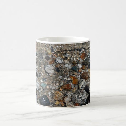ヨセミテのテナヤ湖の花崗岩の小石 コーヒーマグカップ (中央)