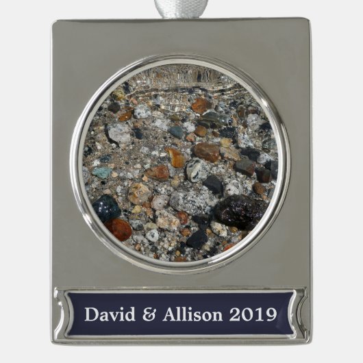 ヨセミテのテナヤ湖の花崗岩の小石 シルバープレートバナーオーナメント (正面)