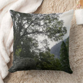 ヨセミテのヴェルナル滝への道の朝 クッション (ブランケット)