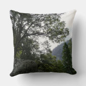 ヨセミテのヴェルナル滝への道の朝 クッション (裏面)