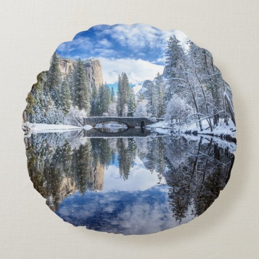 ヨセミテの冬の反射 ラウンドクッション (正面)