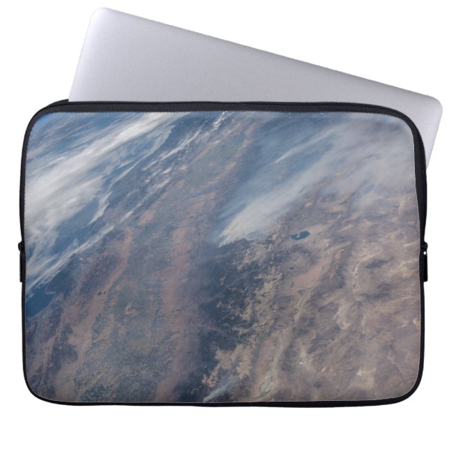 ヨセミテ国立公園とスタニスラウスフォレストでの火災 ラップトップスリーブ (正面)