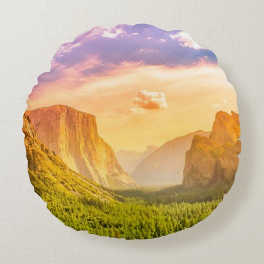 ヨセミテ国立公園のトンネルの眺め ラウンドクッション (正面)