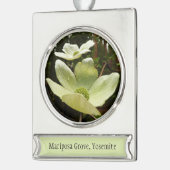 ヨセミテ国立公園のドッグウッズとレッドウッズ シルバープレートバナーオーナメント (左)