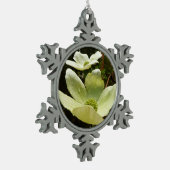 ヨセミテ国立公園のドッグウッズとレッドウッズ スノーフレークピューターオーナメント (左)