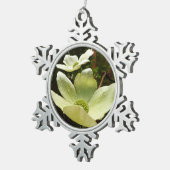 ヨセミテ国立公園のドッグウッズとレッドウッズ スノーフレークピューターオーナメント (右)