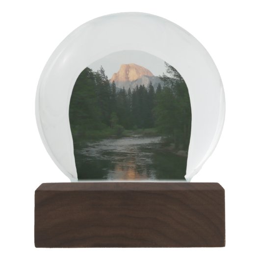 ヨセミテ国立公園のハーフドームサンセット スノーグローブ (正面)